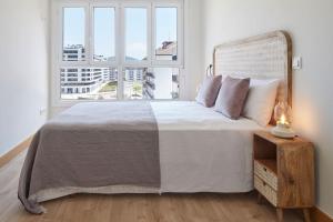 a bedroom with a large bed and a window at EARRA - Amalur - 8 min de la playa, 5 min centro in Zarautz
