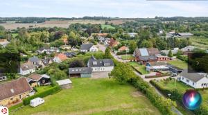 eine Luftaufnahme eines kleinen Dorfes mit Häusern in der Unterkunft Hestegården in Fåborg