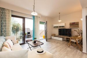 Televízia a/alebo spoločenská miestnosť v ubytovaní Miraida Exclusive Residence