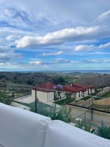 ein Blick vom Balkon eines Hauses in der Unterkunft MIRADOR PLAYA DE OYAMBRE-vista al mar y jardín in Canales