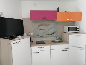 Kuchyň nebo kuchyňský kout v ubytování Navy Apartments