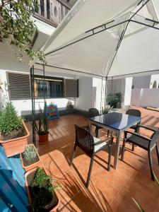 Coliving Villa El Gago的庭院或其他户外区域