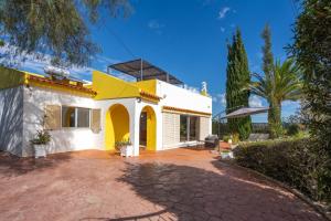 a house with a yellow and white at Villa Felicity in Porches