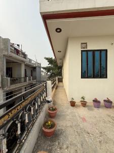 un edificio con piante in vaso sul lato di The Family Nest a Prayagraj