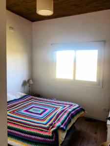 RuizにあるCasa de campoのベッドルーム1室(カラフルな毛布付きのベッド1台付)