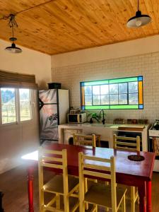 RuizにあるCasa de campoのキッチン(テーブル、椅子付)、キッチン(冷蔵庫付)