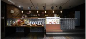 台中市凝萃文旅 台中車站店 NCH-Business Hotel的设有柜台展示商品的商店