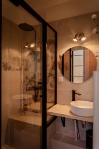 Saint-Saturnin-sur-LoireにあるDépendance Château de saint Saturnin sur Loireの洗面台と鏡のあるバスルーム
