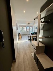 Kuchyňa alebo kuchynka v ubytovaní Apartament z widokiem, 10min od morza