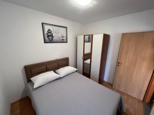 Ein Bett oder Betten in einem Zimmer der Unterkunft Apartments Sun Rogoznica