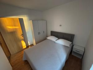 Ein Bett oder Betten in einem Zimmer der Unterkunft Apartments Sun Rogoznica