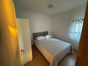 Ein Bett oder Betten in einem Zimmer der Unterkunft Apartments Sun Rogoznica