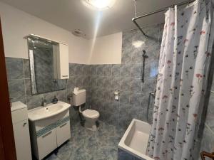 Ein Badezimmer in der Unterkunft Apartments Sun Rogoznica