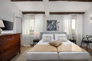 Un dormitorio con una cama grande y un televisor. en Villa Ovi by IstriaLux, en Karojba 22 fotos más
