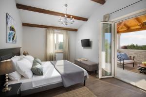 Un dormitorio con una cama y una puerta corrediza de vidrio. en Villa Ovi by IstriaLux, en Karojba