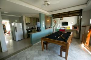 een woonkamer met een pooltafel en een keuken bij OzeanHaus, Praia do Sol in Barra Velha