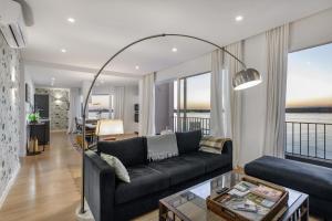 salon z kanapą i stołem w obiekcie Apartamento sobre el rio Guadiana w mieście Ayamonte