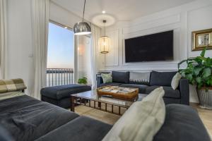 salon z kanapą i telewizorem w obiekcie Apartamento sobre el rio Guadiana w mieście Ayamonte +32 zdjęcia
