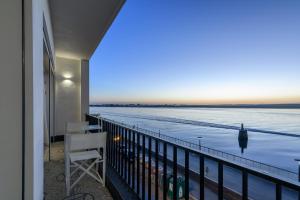 balkon z widokiem na wodę w obiekcie Apartamento sobre el rio Guadiana w mieście Ayamonte