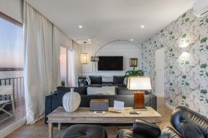 salon z kanapą i stołem w obiekcie Apartamento sobre el rio Guadiana w mieście Ayamonte