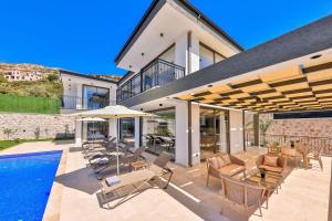 eine Villa mit Swimmingpool und ein Haus in der Unterkunft 3 Bedroom Luxury Villa, Private Pool, Near Kalkan in Kaş