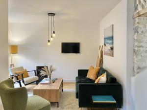un soggiorno con un divano nero e un tavolo di Cottage 478 - Clifden a Clifden