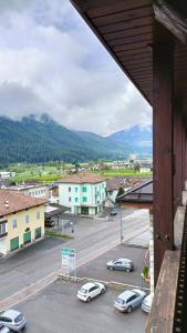 una vista de una ciudad con coches aparcados en un aparcamiento en Cevedale-Valdisole, en Malè