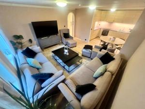 a living room with a large couch and a television at Fin enkel leilighet i Sandnes in Sandnes