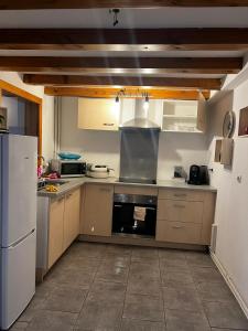 Η κουζίνα ή μικρή κουζίνα στο charmant trois pieces cosy