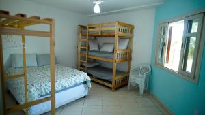 een slaapkamer met een stapelbed, een bed en een raam bij OzeanHaus, Praia do Sol in Barra Velha +56 foto's