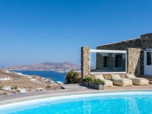 Villa con piscina y vistas al océano en Villa Tavani Agios Ioannis Mykonos, en Agios Ioannis Mykonos