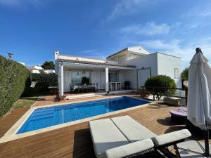 ein Swimmingpool vor einem Haus in der Unterkunft Casa Alegria - Holiday home with pool, fitness, sauna in Alcúdia