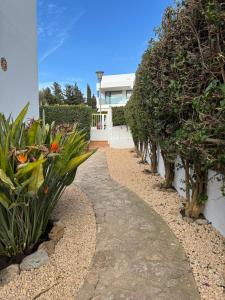 einen Gehweg vor einem Haus mit Pflanzen in der Unterkunft Casa Alegria - Holiday home with pool, fitness, sauna in Alcúdia