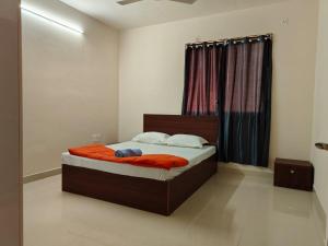 バンガロールにある3BHK- View of Pool, Lake, Sunset With Maid on 6th floor only for Familiesのベッドルーム1室(オレンジのシーツが入ったベッド1台、窓付) +47枚の写真