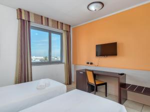 TV a/nebo společenská místnost v ubytování B&B HOTEL Settimo Torinese