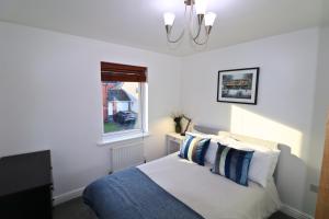 ブラックネルにあるBracknell Contemporary Stylish 3 bedroom inのベッドと窓のある寝室