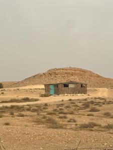 Un edificio in mezzo al deserto con una collina di Succah in the Desert a Mitzpe Ramon
