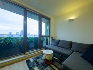 Posezení v ubytování Modern Flat w Skyline Views PTK