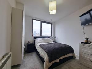 Postel nebo postele na pokoji v ubytování Modern Flat w Skyline Views PTK