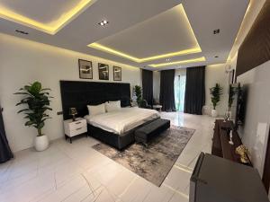 Ảnh trong thư viện ảnh của VACATION HOMES - 5 bedroom private compound home in lekki phase 1 - rooftop, pool, spa, cinema, 24h light & security ở Lekki Phase 1 +10 ảnh