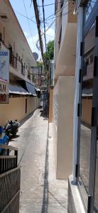 Un callejón vacío con un edificio y una calle. en MOTEL Thanh Hằng, en Can Tho