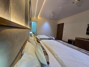 a room with two beds in a room with at Hotel Fortune in Ayodhya