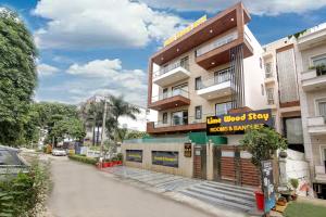 古尔冈Limewood Stay - Unitech Cyber Park的一栋建筑，上面写着“新关门的商店”