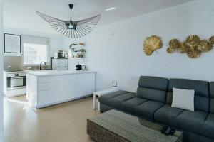 A kitchen or kitchenette at WELCS VILLA 021 EMP CaZa con piscina privada