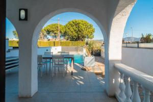 A balcony or terrace at WELCS VILLA 021 EMP CaZa con piscina privada