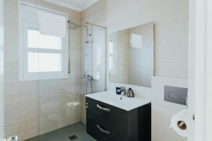 Kúpeľňa v ubytovaní WELCS VILLA 021 EMP CaZa con piscina privada