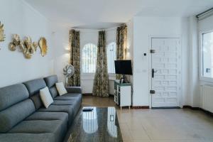 A television and/or entertainment centre at WELCS VILLA 021 EMP CaZa con piscina privada