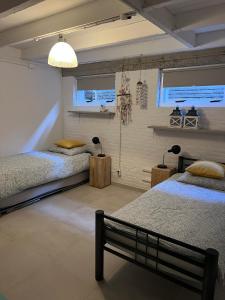 Katil atau katil-katil dalam bilik di Finca Noordwijk met privé tuin, dichtbij strand