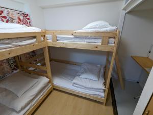 Palanda nebo palandy na pokoji v ubytování Koganeno mori heights