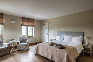 a bedroom with a bed with a cat laying on it at B&B La Cereza in Oudenaarde +35 photos